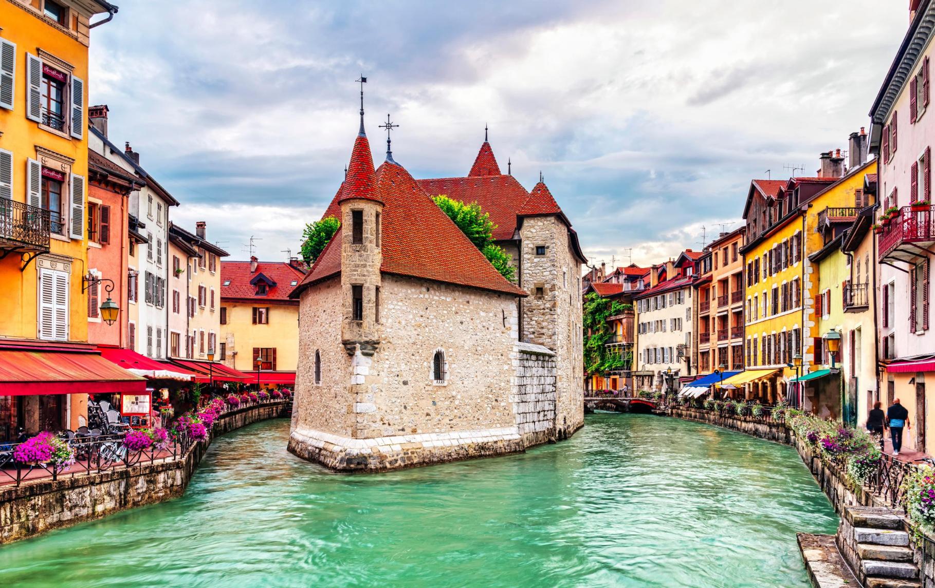 Annecy, la petite Venise des Alpes. Ses canaux, son lac, son casino, ses petits villages côtiers.